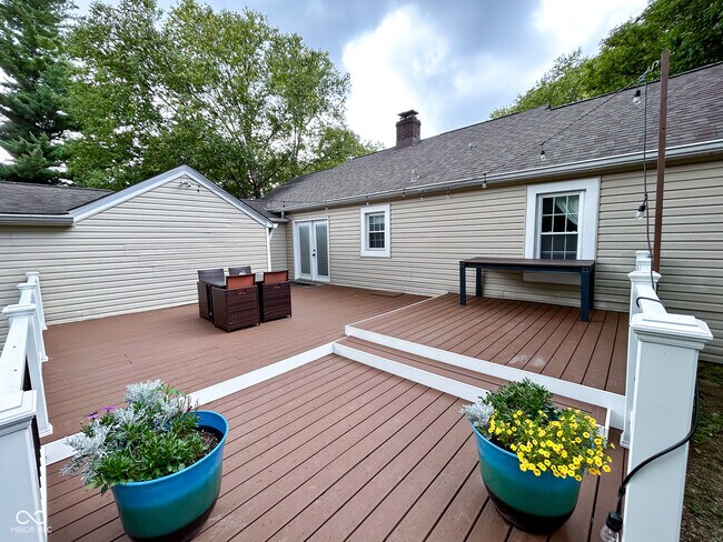 Building Photo - 5805 Norwaldo Ave