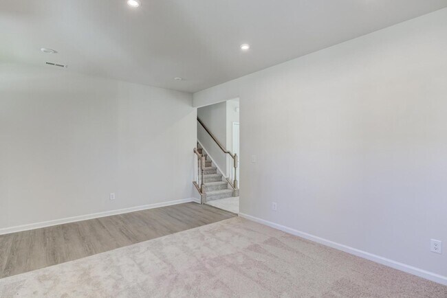 Building Photo - 5 Bedroom Home in Youngsville, right off o...
