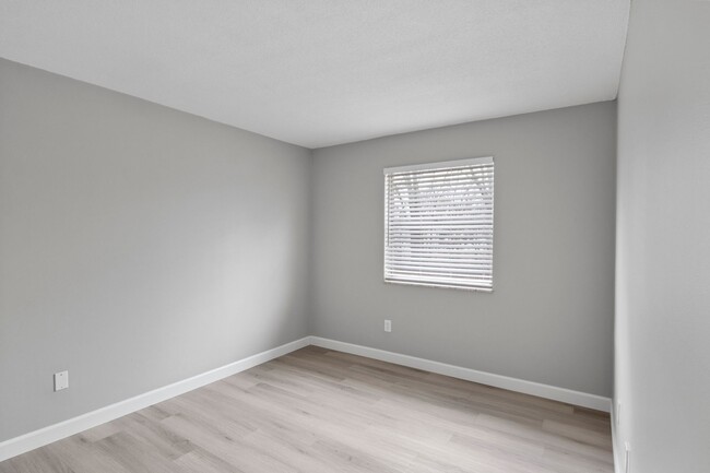 Building Photo - Kenwood: New Renovation! Spacious 2 Bedroo...