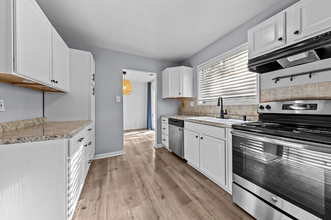Building Photo - 3-Bedroom Ranch Home