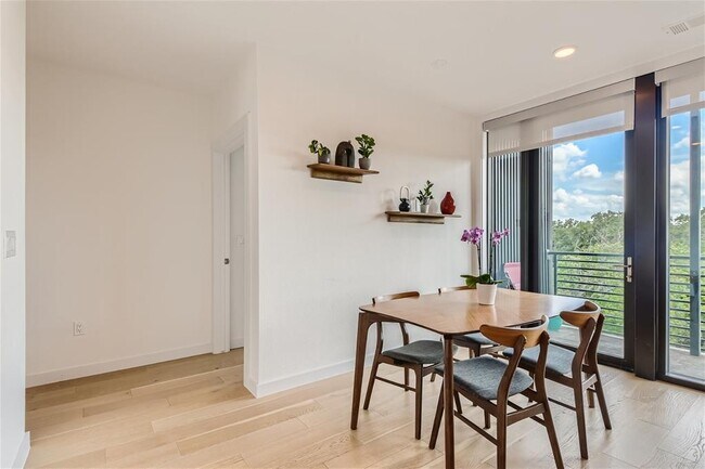 Building Photo - 900 S 1st St