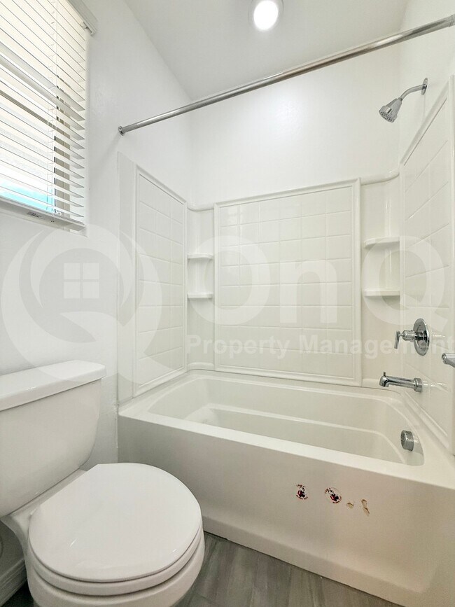 Building Photo - 6908 S 12th Way