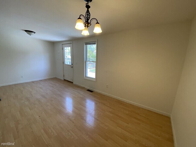 Building Photo - 2 br, 1.5 bath Duplex - 111 S Linden St Apt 2