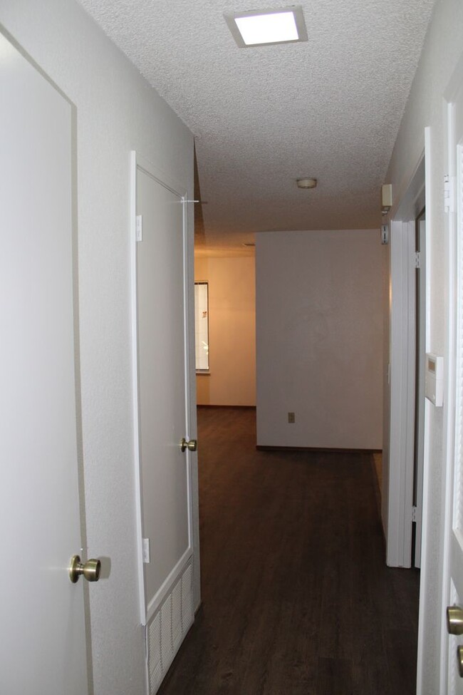 Building Photo - Downstairs 2 Bedroom, 1 Bathroom Hercules ...