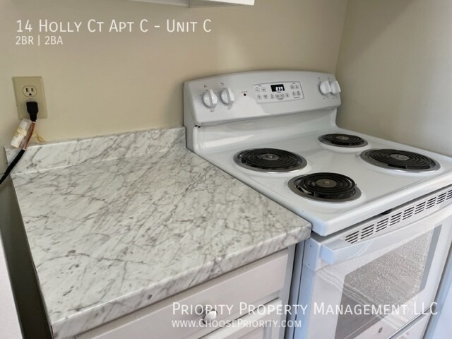 Building Photo - 2 bedroom, 1.5 bath townhome