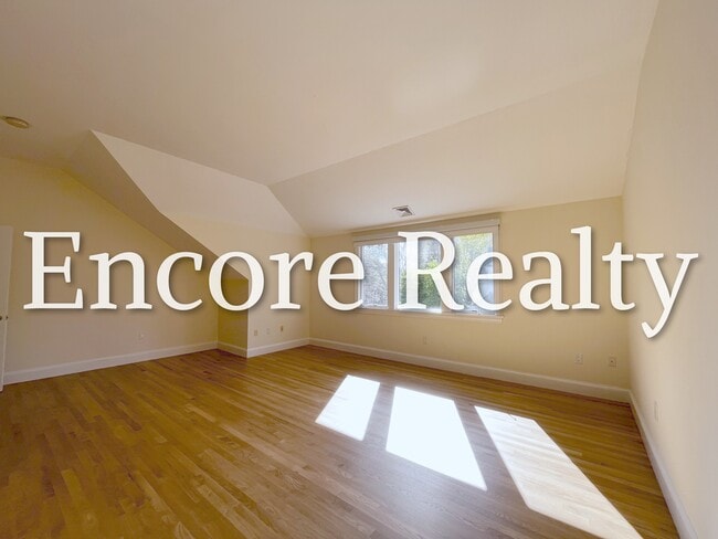 Building Photo - 906 W Roxbury Pky