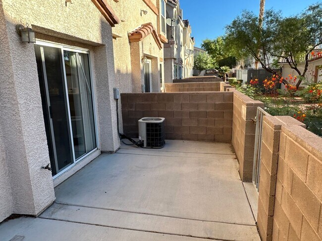Building Photo - 3 Bedroom Townhouse!! in Gated Community!!...