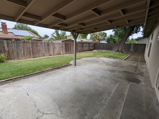 Building Photo - 1404 W Cambridge Ave