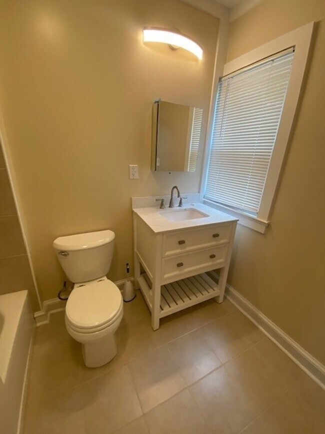 Building Photo - Introducing a charming 2-bedroom, 2-bathro...
