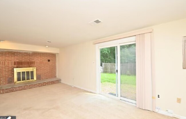 Building Photo - Charming 3-Level Townhome Backing to Woods in Prime Alexandria Location