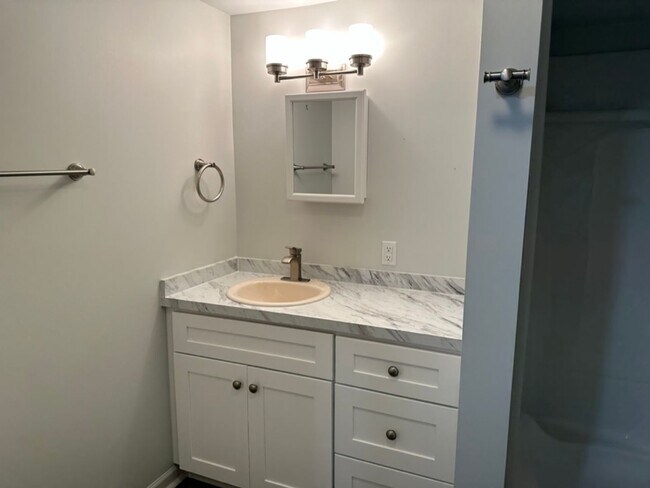 Building Photo - Nice Remodeled 1 bedroom apartment with ut...