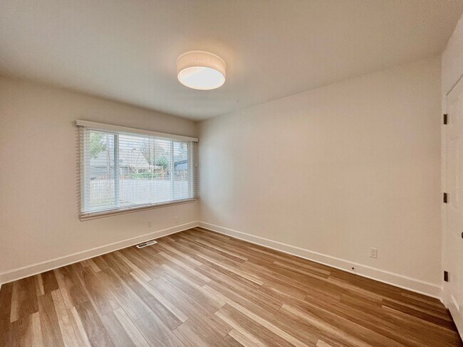 Building Photo - Newly Renovated 3 bed 2 bath With Huge Bac...