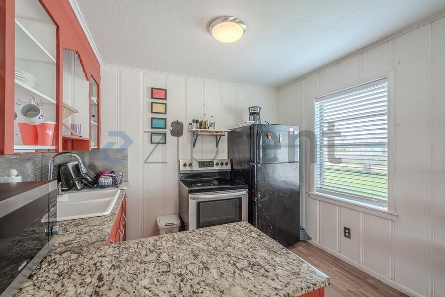 Building Photo - 210 Surf Dr