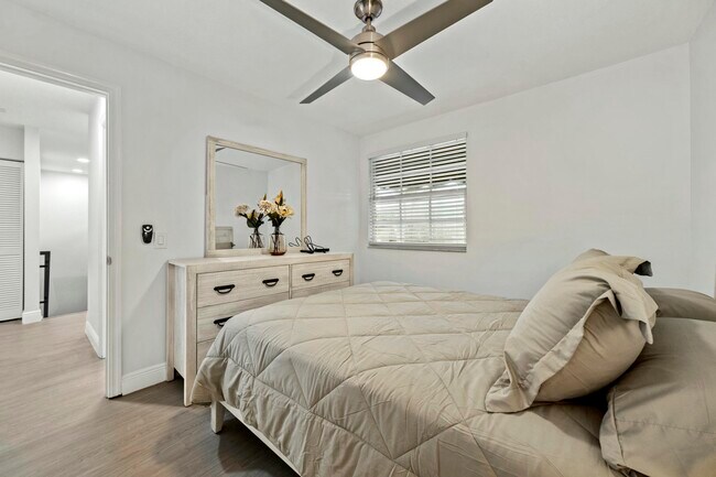 Building Photo - 6553 Via Regina