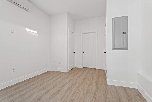 Building Photo - 1137 Washington St