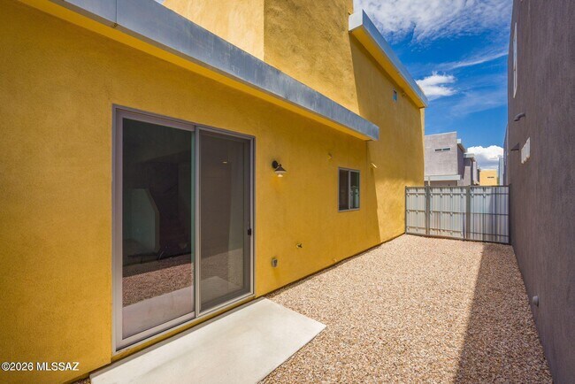 Building Photo - 848 E Park Modern Dr