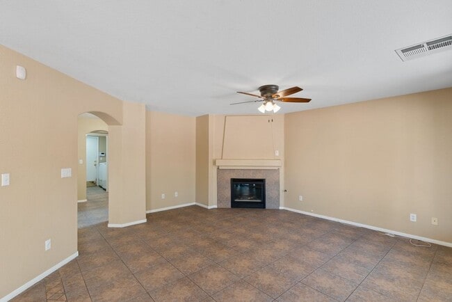 Building Photo - Beautiful 4 Bed 2.5 Bath Vaulted Ceilings,...