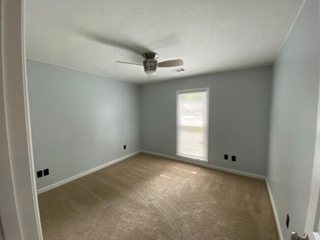 Building Photo - Welcome to this charming 3-bedroom, 2-bath...