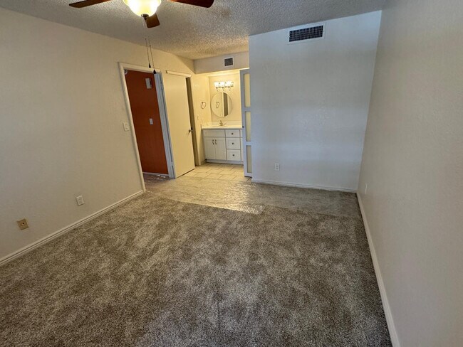 Building Photo - 8625 E Belleview Pl