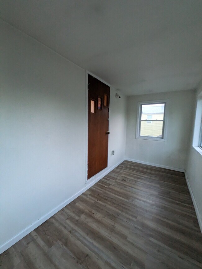 Building Photo - Beautifully updated 2 bed 1 bath apartment in Beaver Falls!