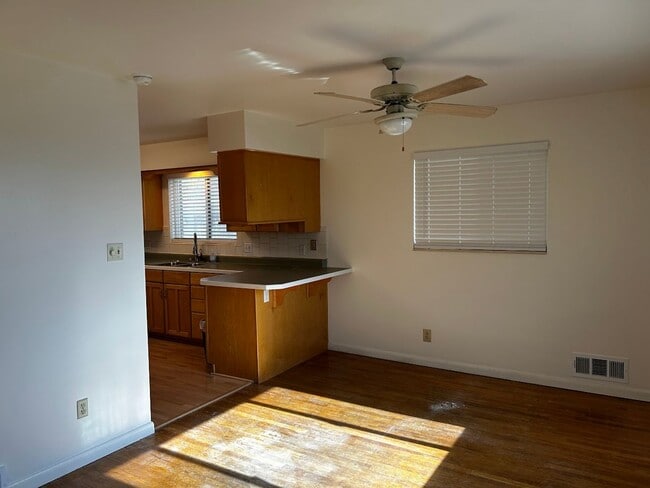 Building Photo - Newly Painted 2-Bedroom Apartment in SLC!
