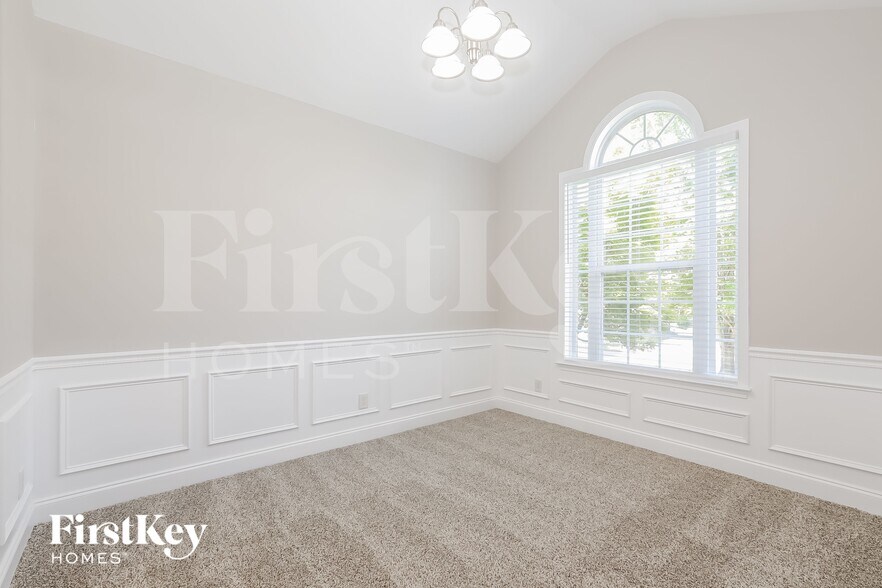 Building Photo - 495 Roland Manor Dr