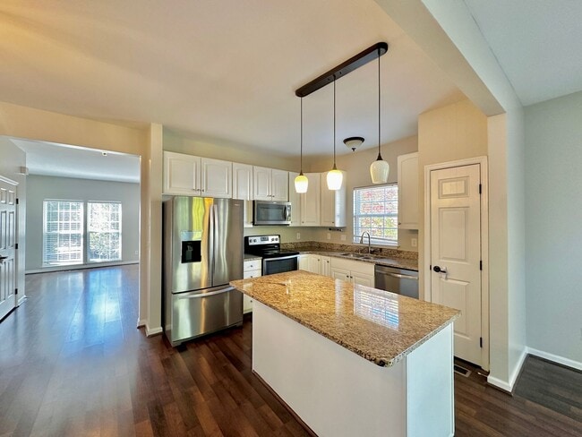 Building Photo - Beautiful 3 Bed 2.5 Bath Townhome Minutes from Cool Springs