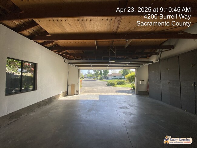 Building Photo - Sprawling Ranch with Open Floorplan & Exce...