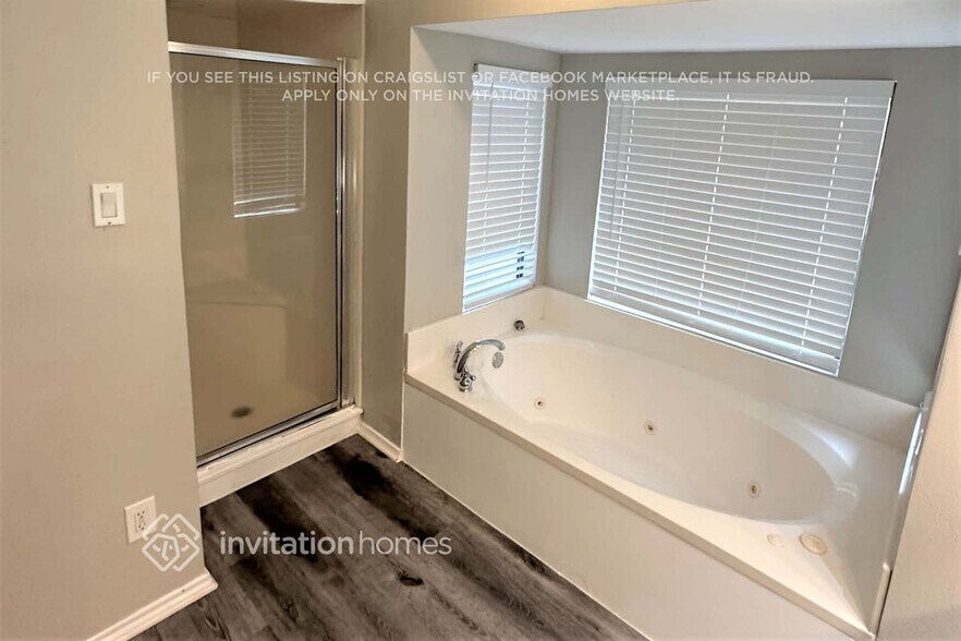 Building Photo - 4510 Lone Oak Dr