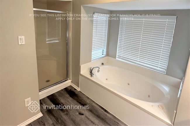 Building Photo - 4510 Lone Oak Dr
