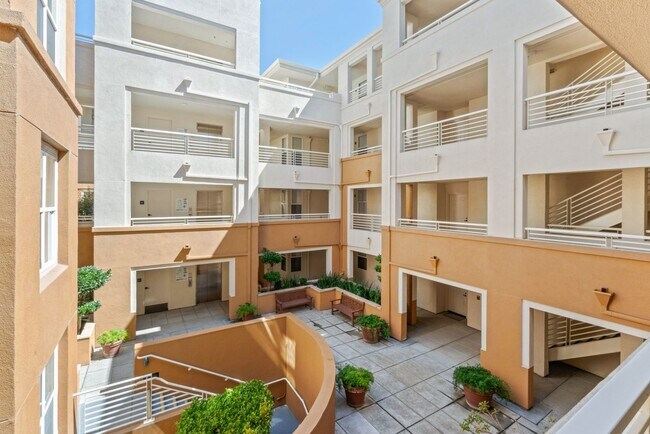 Building Photo - Pet Friendly, Luxurious Condo w/Bay Views....