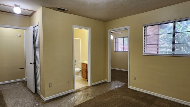 Building Photo - For rent Townhome 2 bed, 2 baths plus study