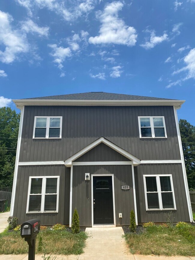 Primary Photo - Beautiful 3 bedroom 2.5 bathroom home in C...