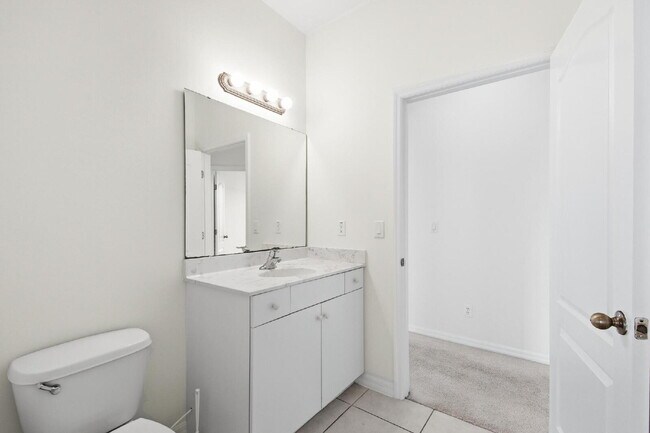 Building Photo - Close to Town Center and Shopping