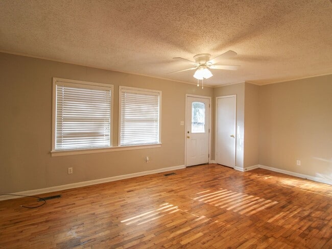 Building Photo - Well maintained brick home in a fantastic location!