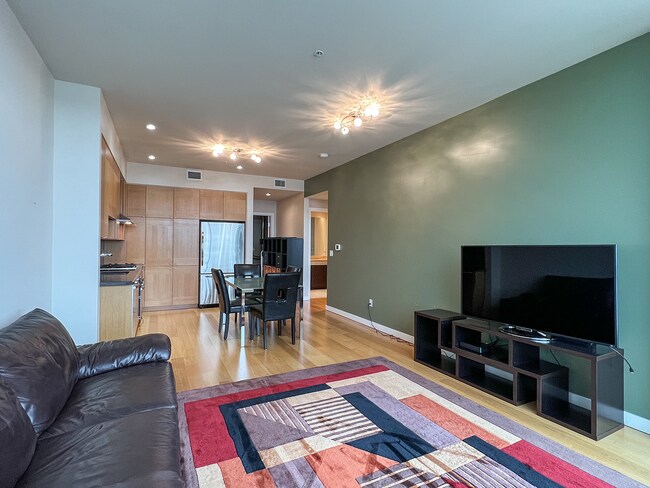 Building Photo - Beautiful 1 Bed 1 Bath Waterfront Condo w/...