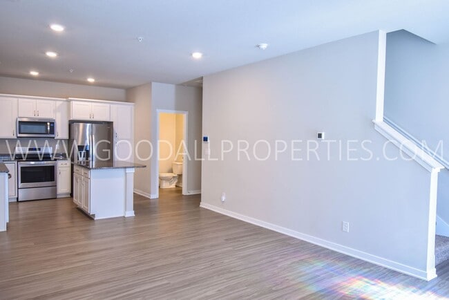 Building Photo - 3 Bedroom 2.5 Bath Townhome in Waukee.