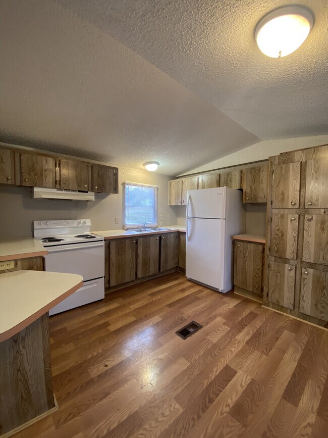 Building Photo - Mill Creek Properties