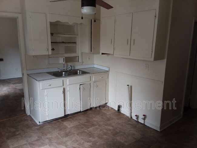 Building Photo - 922 E Andrews Ave