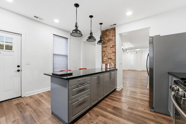 Building Photo - 905 McAllister Ave