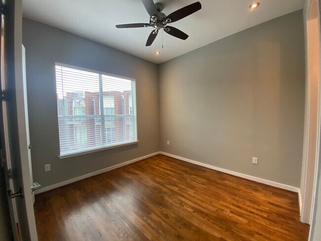 Building Photo - Live in the Heart of the Pearl District – ...