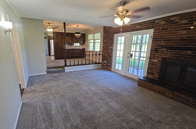 Building Photo - 985 Pineland Ave