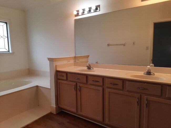 Building Photo - 4456 Alixs Dr