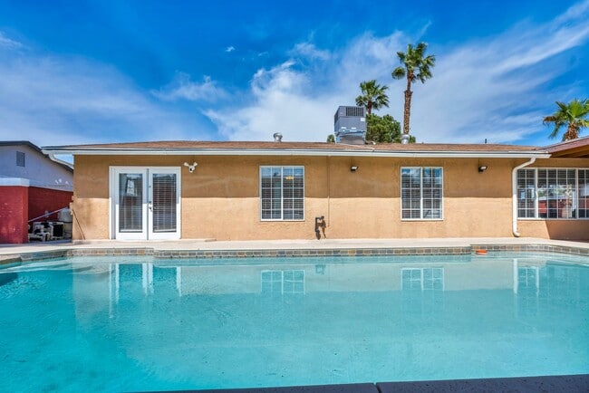 Building Photo - 3 Bed FULLY FURNISHED Pool Home