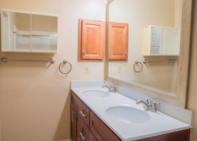 Building Photo - Charming 2 Bed, 2 Bath Condo in Santa Clara