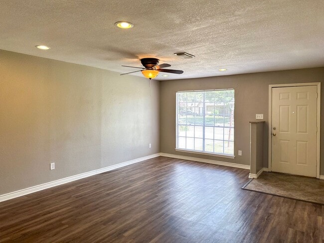 Building Photo - 3 Bedroom / 2 Bath / 2 Car Garage
