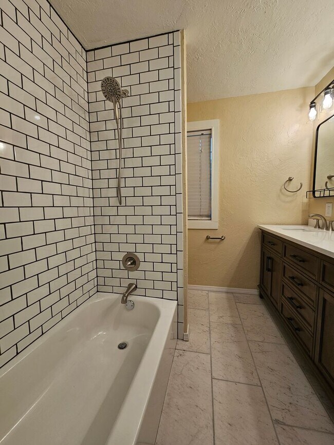 Building Photo - (4) Bed/(2) Bath Close to Campus! Avail NOW!