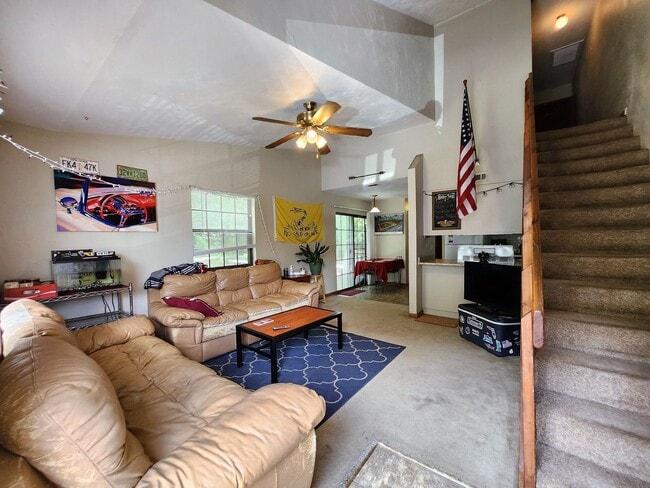 Building Photo - 3 bedroom town home for rent across from FSU Stadium August 2026 move in $1550 per month