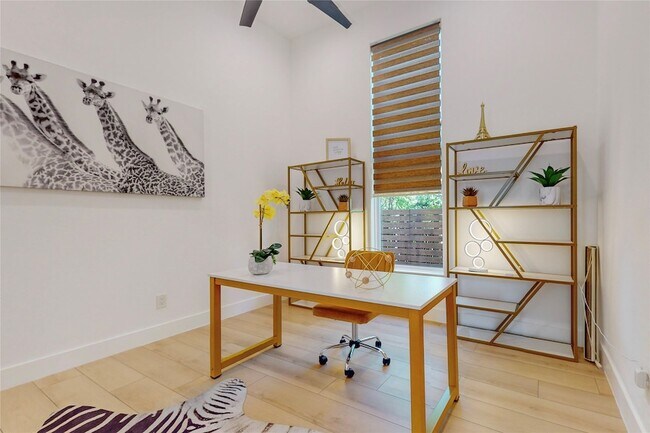 Building Photo - 3946 N Cresthaven Rd