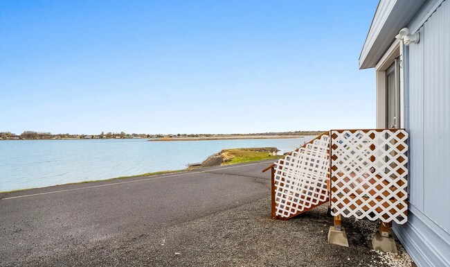Building Photo - Waterfront Tiny Home for Rent! Fully Furni...